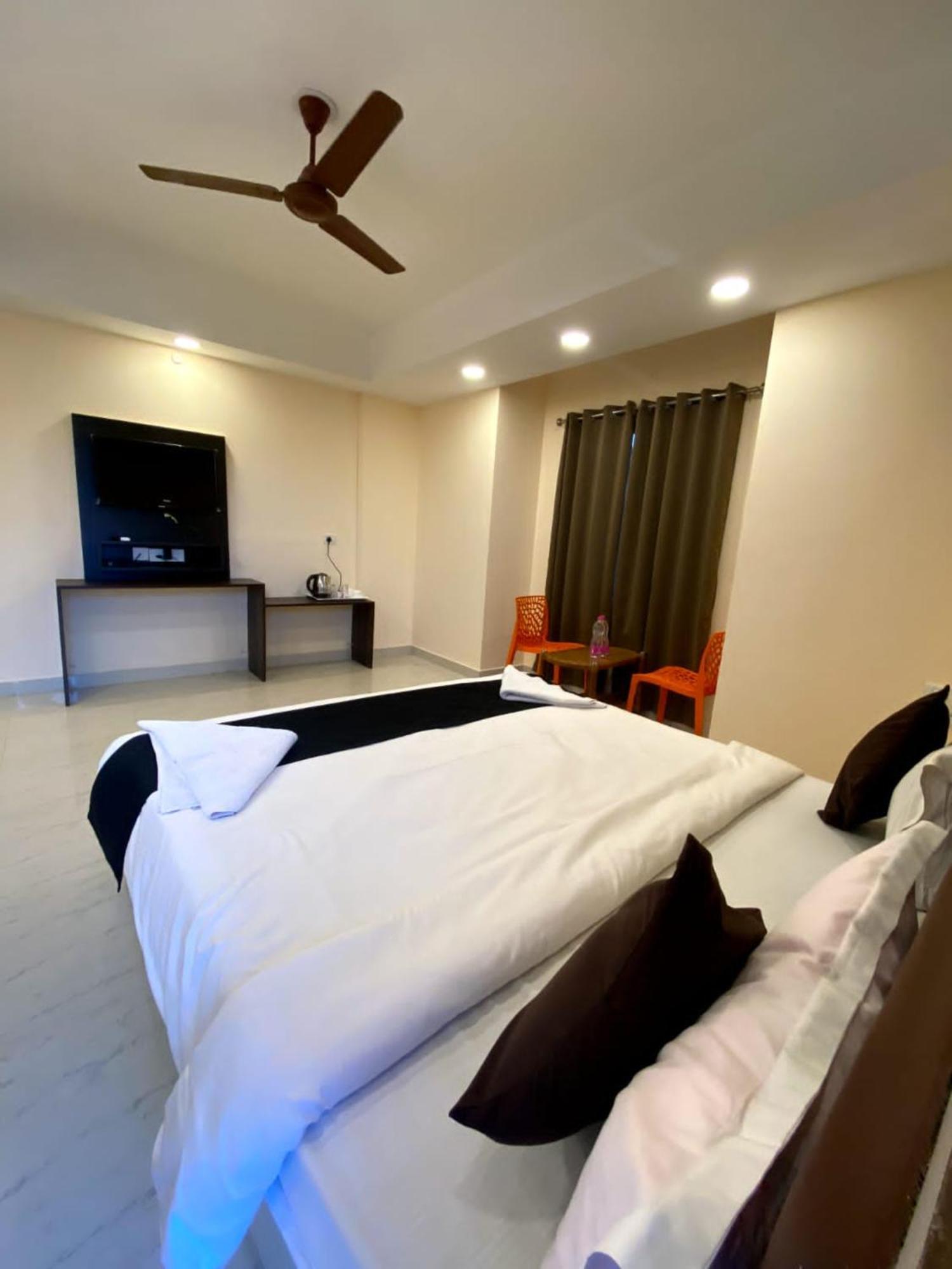 Hotel Goroomgo Grand Resort 2 Puri Near Sea Beach 4*